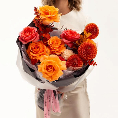 Букет с георгинами и пионовидной розой